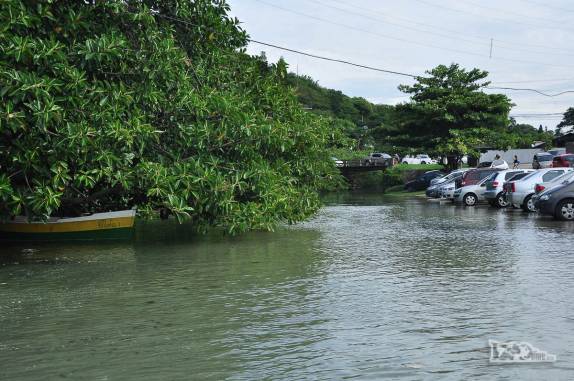 Carros estacionados junto à pequena lagoa que dá nome à praia da Lagoinha, no norte de Florianópolis, Santa Catarina